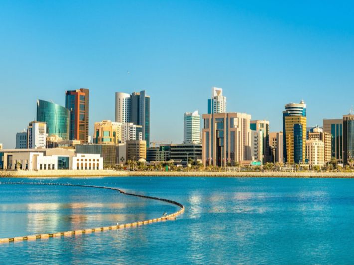 حكومة البحرين تصدر حزمة قرارات جديدة تشمل التطوير العقاري وتعزيز السياحة وإقرار برنامج القمة الخليجية