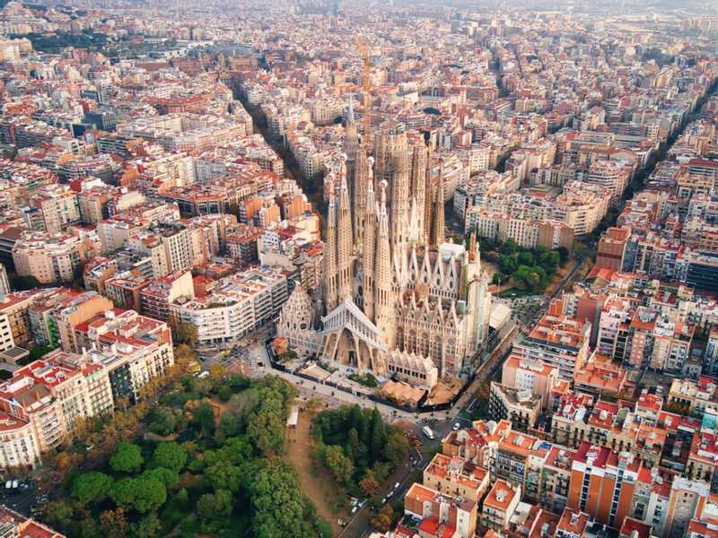 تشديد التنظيم في إسبانيا يعيد تشكيل سوق الاستثمار العقاري للمغاربة والدوليين  حملة حكومية طموحة تستهدف سحب عشرات الآلاف من الشقق من المنصات الإلكترونية لمواجهة أزمة السكن وتنظيم قطاع الكراء السياحي