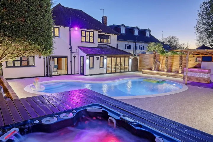 الإعلامي البريطاني جوي إسيكس يعرض قصر إسيكس للبيع تمهيداً للاستقرار الدائم في دبي