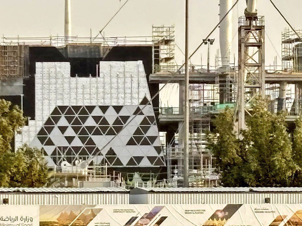 لؤلؤة الرياض تدخل مرحلة التكسيات الخارجية استعدادًا لاستضافة كأس آسيا 2027       