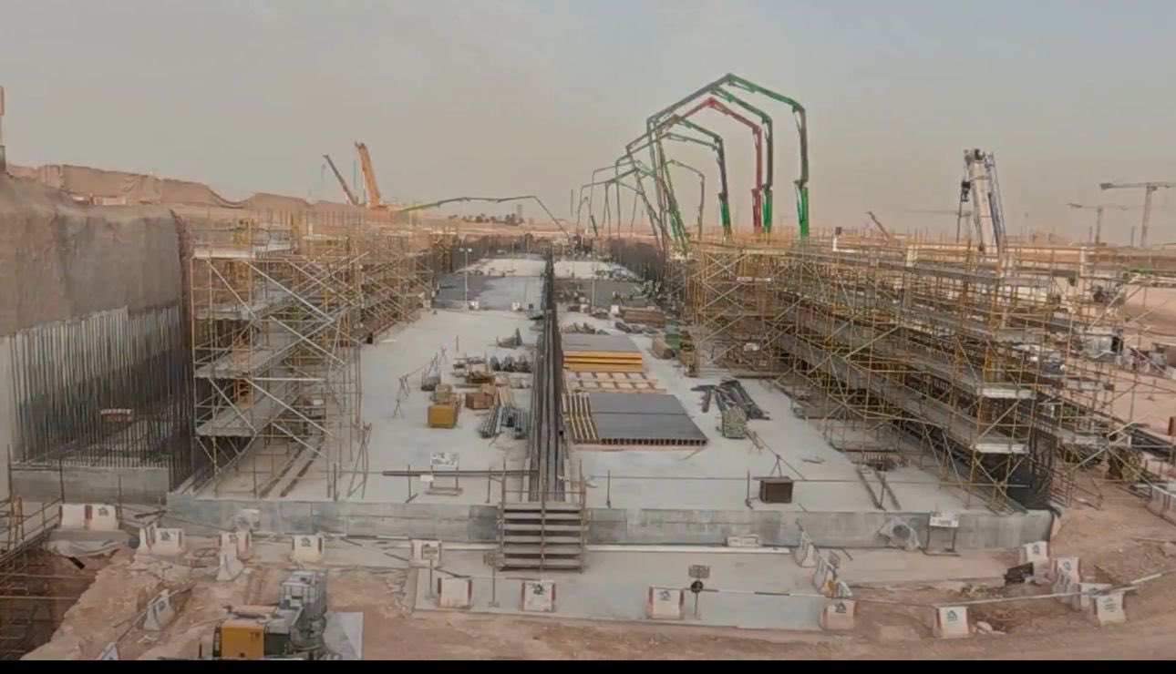 الدرعية تسجل رقما قياسيا.. صبة خرسانية عملاقة في 15.5 ساعة تعيد تشكيل أحد أكبر المشاريع التراثية بالعالم