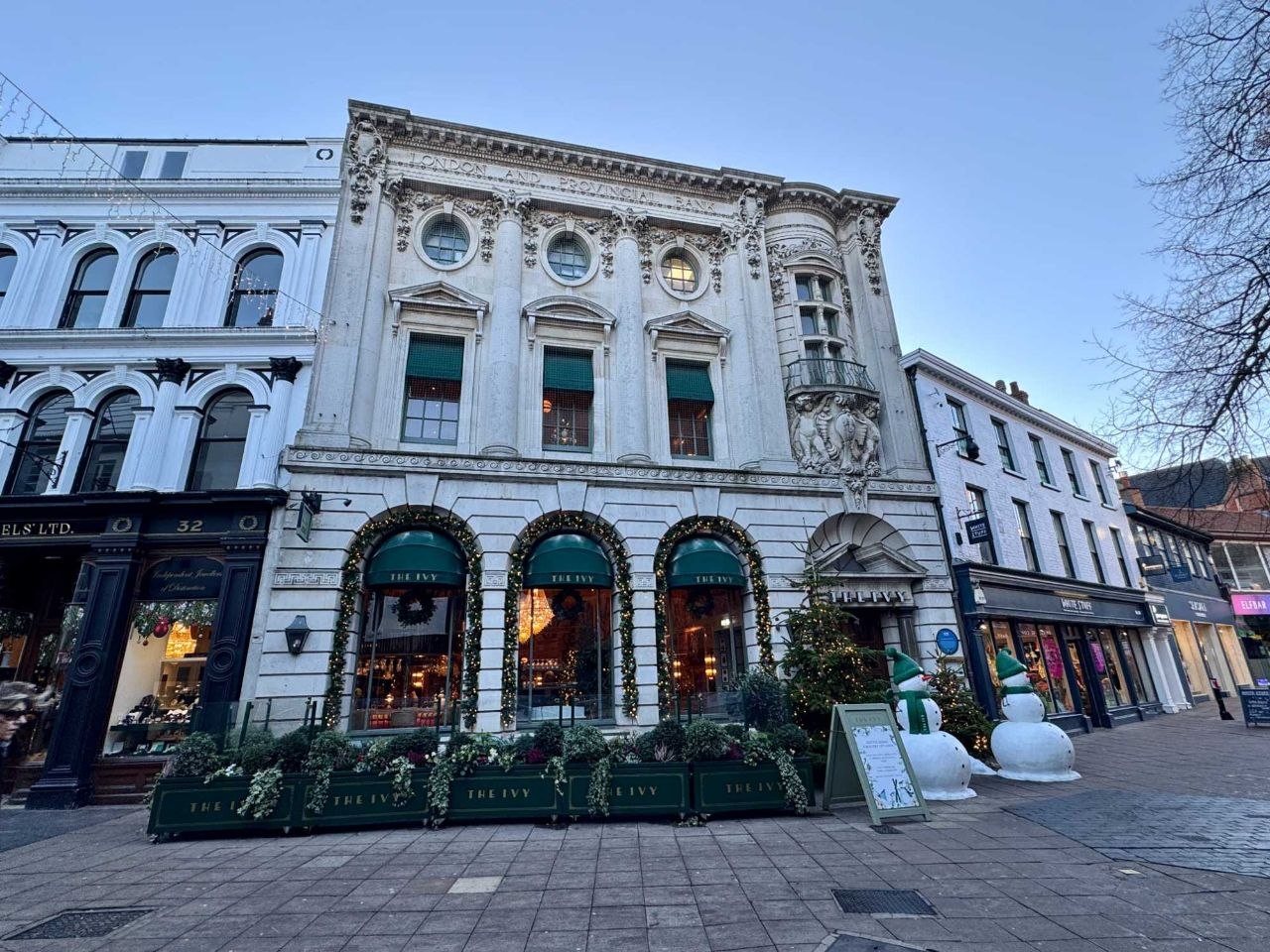 استحواذ إماراتي بـ 1.4 مليار باوند على إمبراطورية 