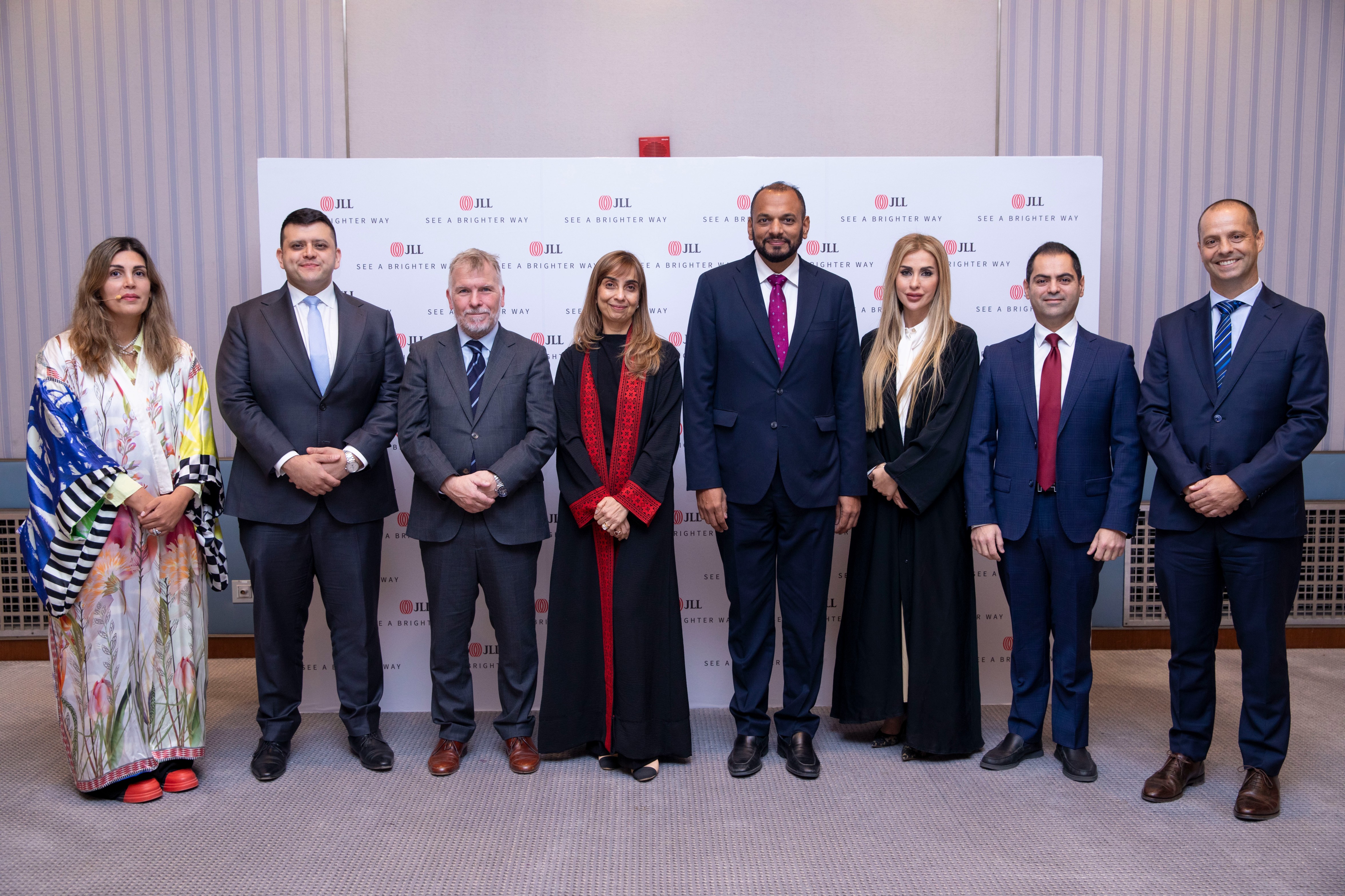"جيه إل إل": إصلاحات تنظيمية ومشاريع بنية تحتية وذكاء اصطناعي تعيد رسم ملامح المكاتب والسكن والتجزئة والضيافة.. وتفتح الباب أمام التنمية الموجّهة للنقل العام وعلاوات سعرية قرب محطات المترو