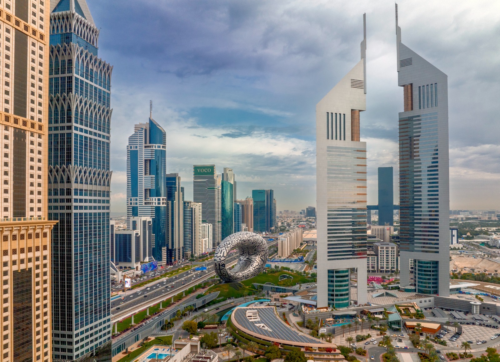 منعطف 2026.. كيف يفرّق المستثمر العقاري بين "سوق الدخل" في الإمارات و"سوق النمو" في السعودية؟  خبراء دوليون يحددون معايير القرار العقاري الناجح في أكبر سوقين عربيين.. التركيز على الأصول التشغيلية الجاهزة في دبي، واستشراف النمو طويل الأجل في الرياض.