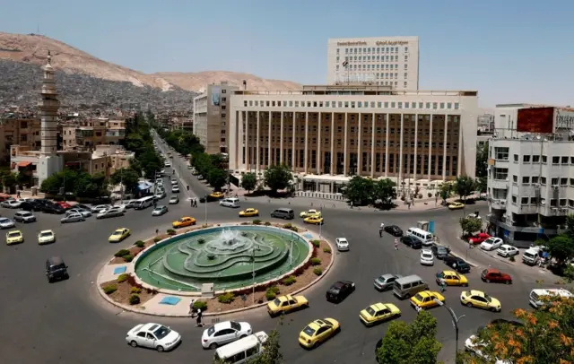 سوريا تُطلق استراتيجية شاملة لتطوير التمويل العقاري وجذب الاستثمارات لإعادة الإعمار   تعاون ثلاثي بين الحكومة والبنك المركزي وبنك قطر الوطني لدعم السكن الميسور وتمويل مشاريع الإسكان في المناطق المتضررة