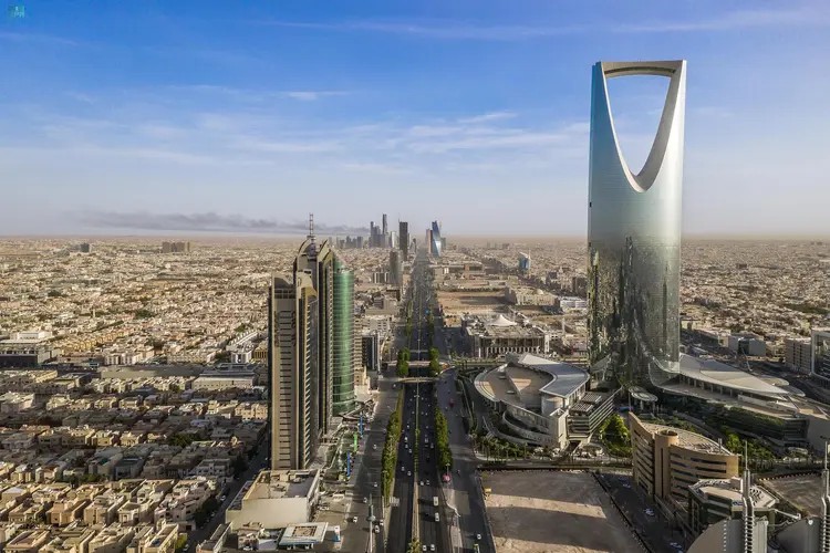 العقوبات تطال كبريات شركات التطوير العقاري في السعودية.. 1.6 مليون ريال غرامات لمخالفة معايير الترخيص المهني