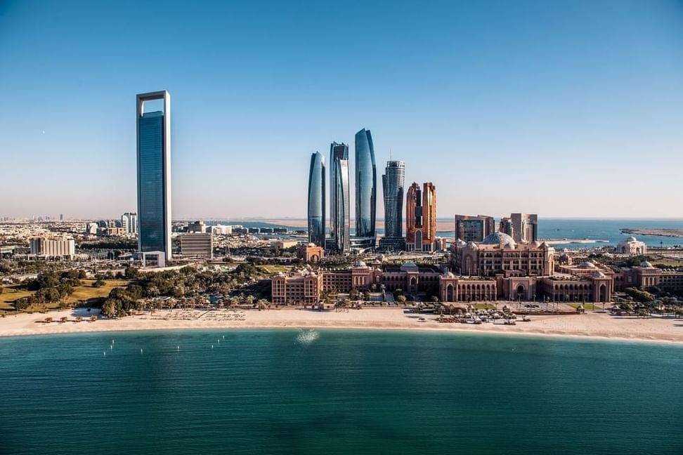 أبوظبي تصدر 4 قرارات تنظيمية لتعزيز حوكمة القطاع العقاري