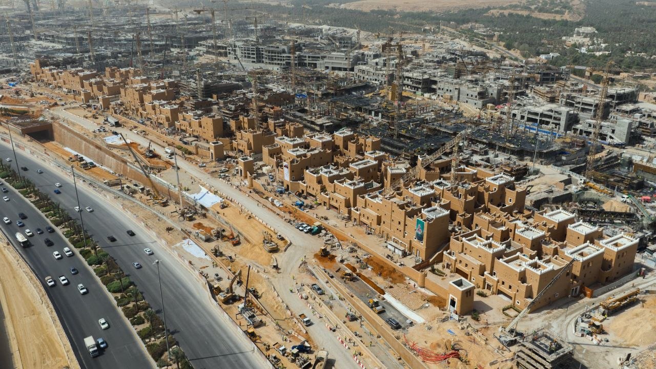 مشروع الدرعية الفاخر يتجاوز 69% إنجازاً مع 165 وحدة سكنية